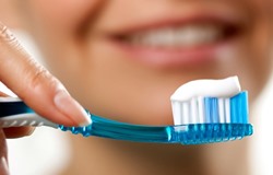 giati_den_prepei_na_vourtsizoume_ta_dontia_mas_arthra-ygeias_eyeksias_efimereyonta-farmakeia-nosokomeia_anazitisi-iatrwn_4yourhealth.gr