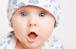 vraxis-xalinos-glossas-baby-astonished-4yourhealth.gr